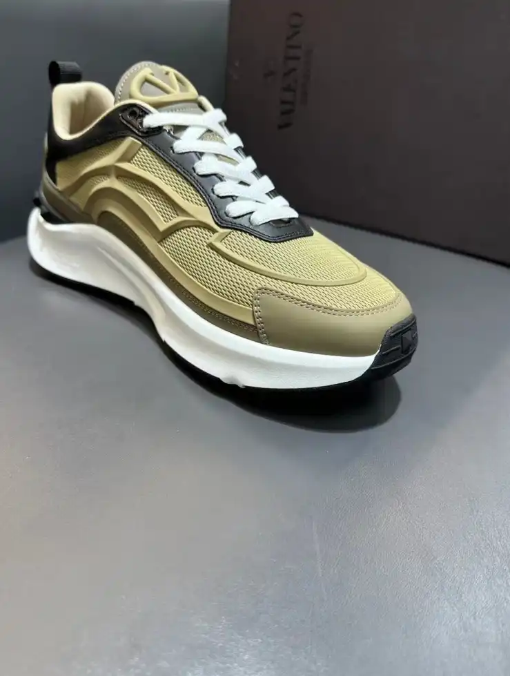 hype Valentino Sneakers