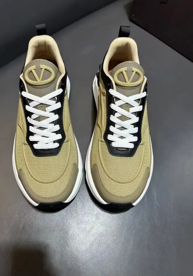 hype Valentino Sneakers