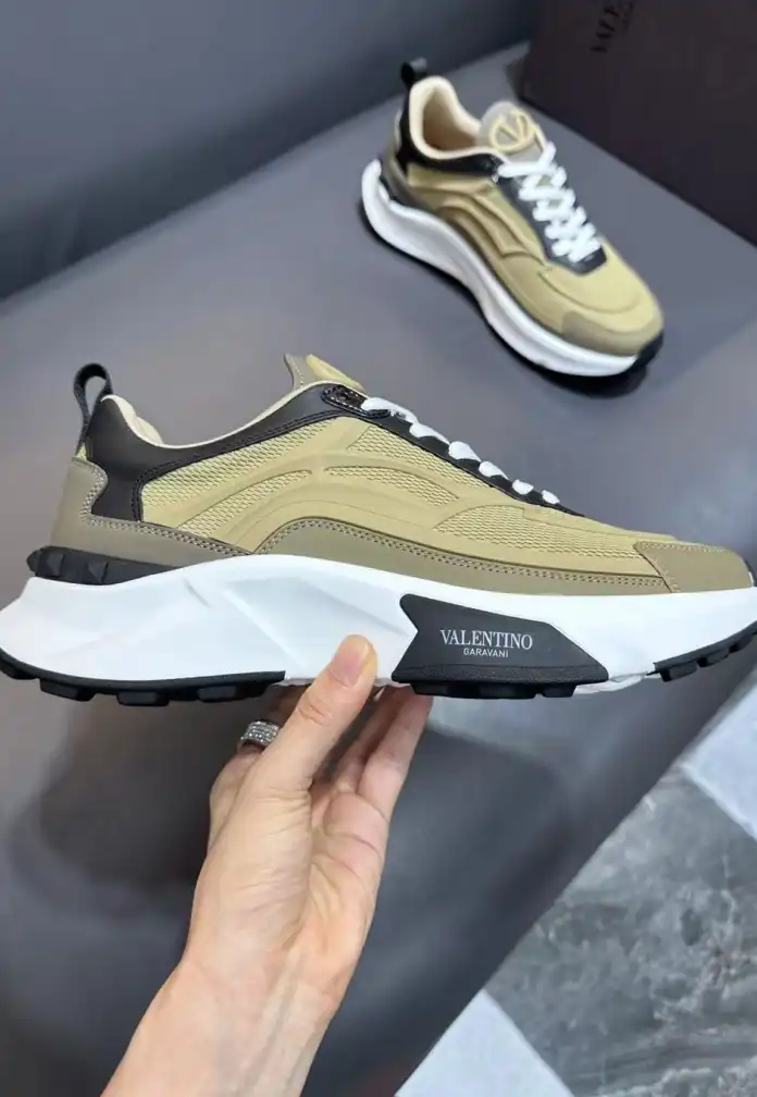 hype Valentino Sneakers