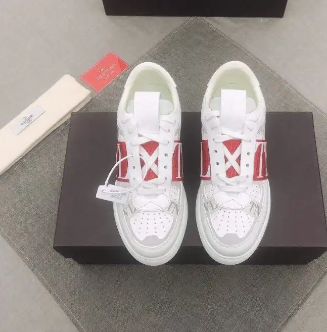 hype Valentino Sneakers