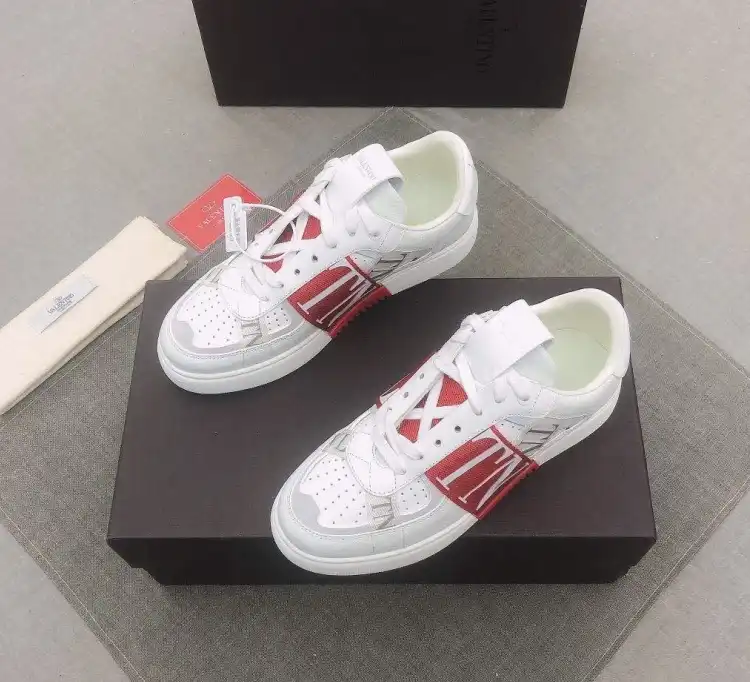 hype Valentino Sneakers