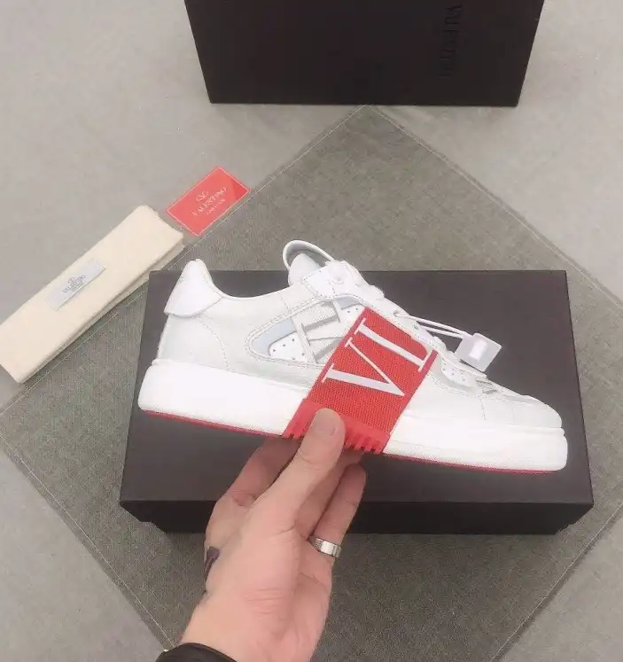 hype Valentino Sneakers