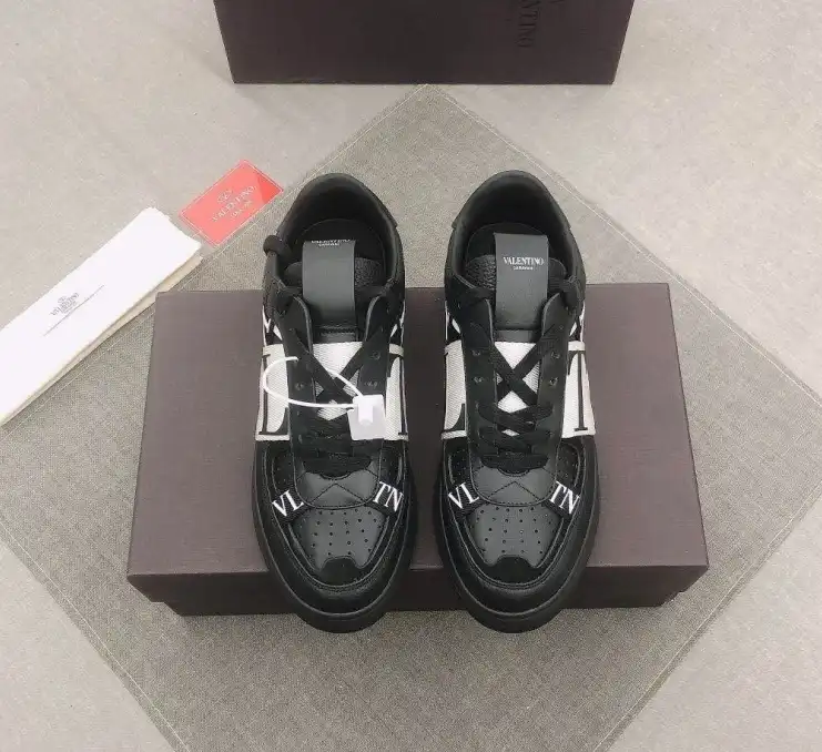 hype Valentino Sneakers