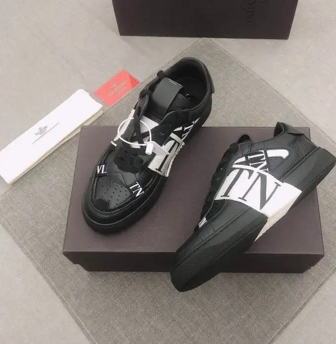 hype Valentino Sneakers