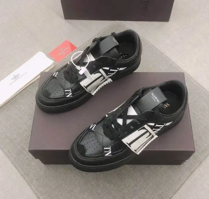 hype Valentino Sneakers