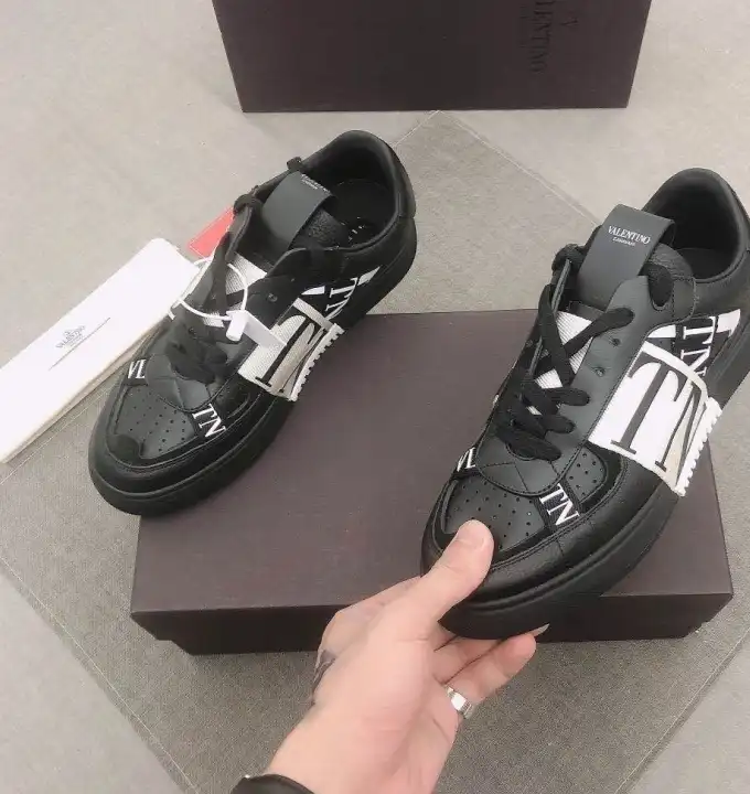 hype Valentino Sneakers