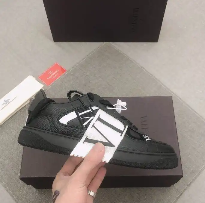 hype Valentino Sneakers