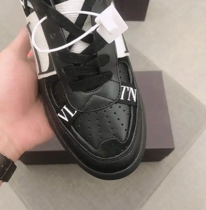 hype Valentino Sneakers