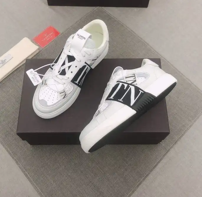 hype Valentino Sneakers