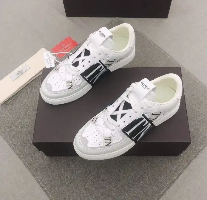 hype Valentino Sneakers