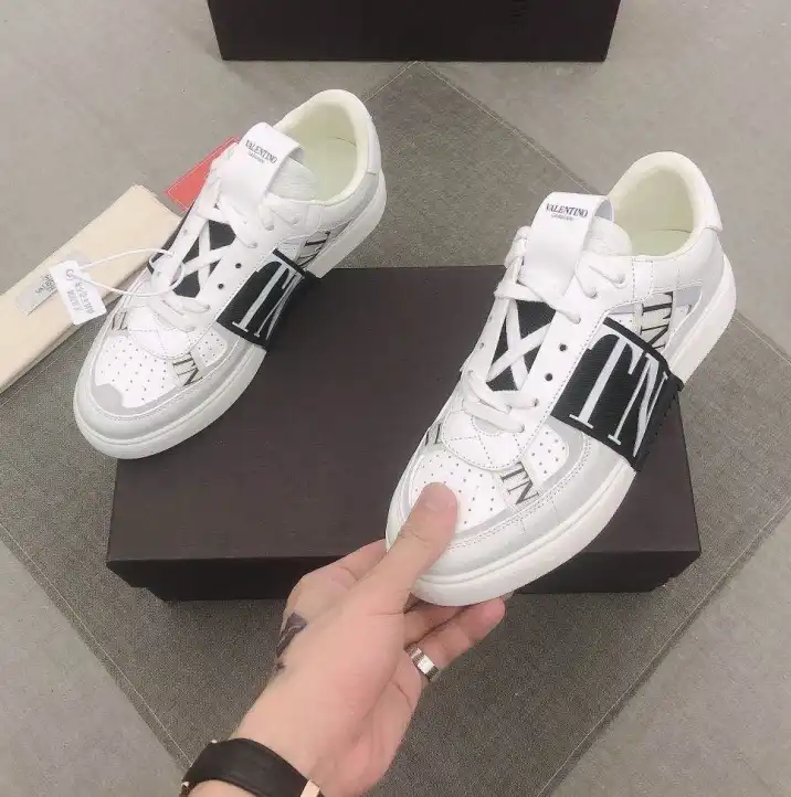 hype Valentino Sneakers