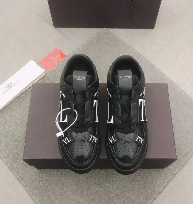 hype Valentino Sneakers