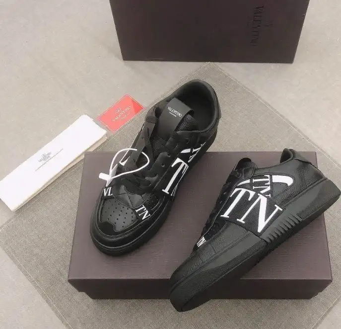 hype Valentino Sneakers