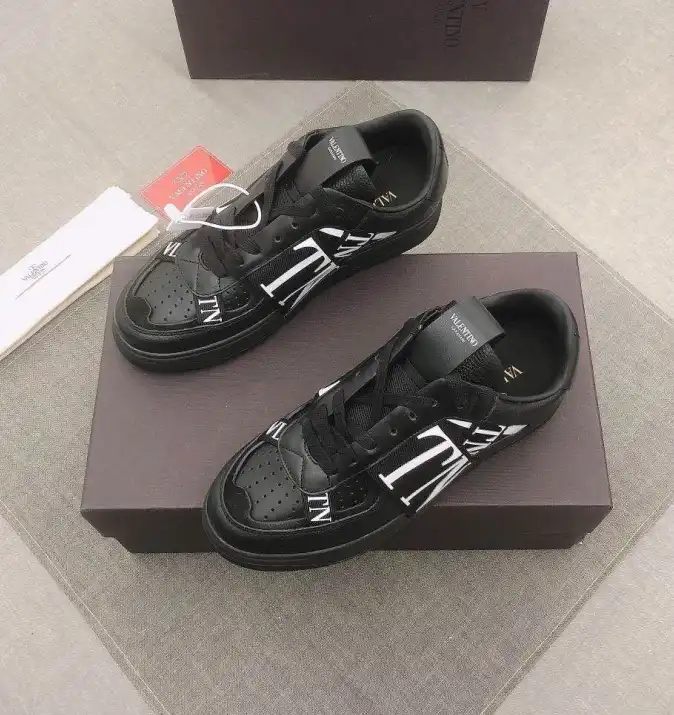 hype Valentino Sneakers