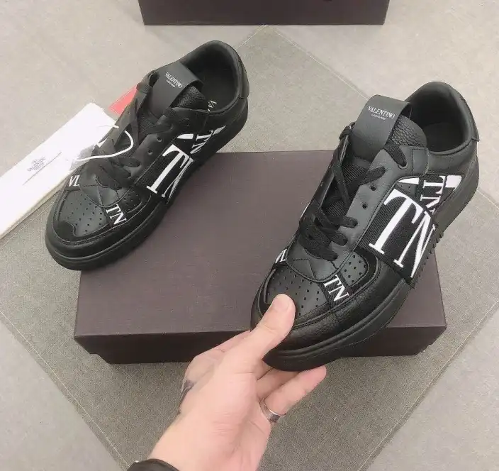 hype Valentino Sneakers