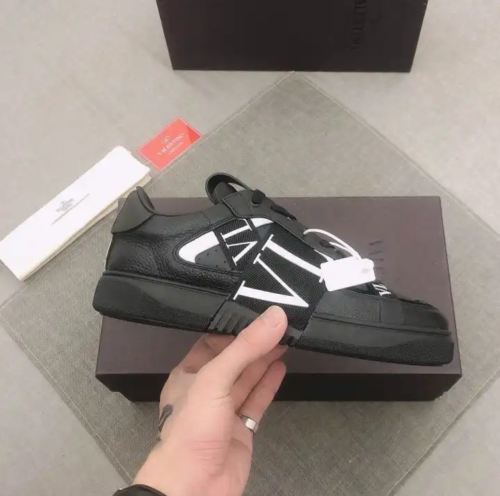 hype Valentino Sneakers