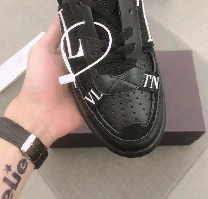 hype Valentino Sneakers