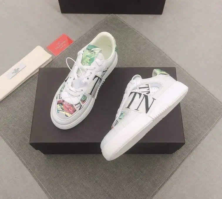 hype Valentino Sneakers