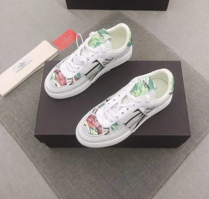 hype Valentino Sneakers