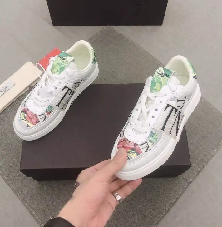 hype Valentino Sneakers