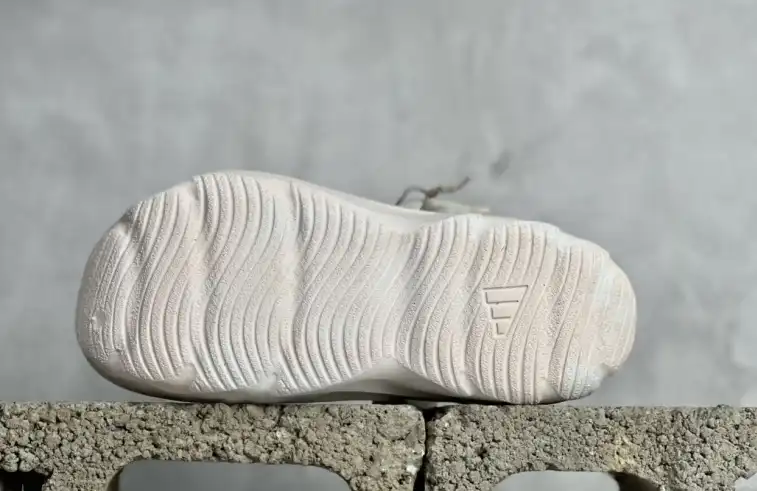 hype Adidas slippers