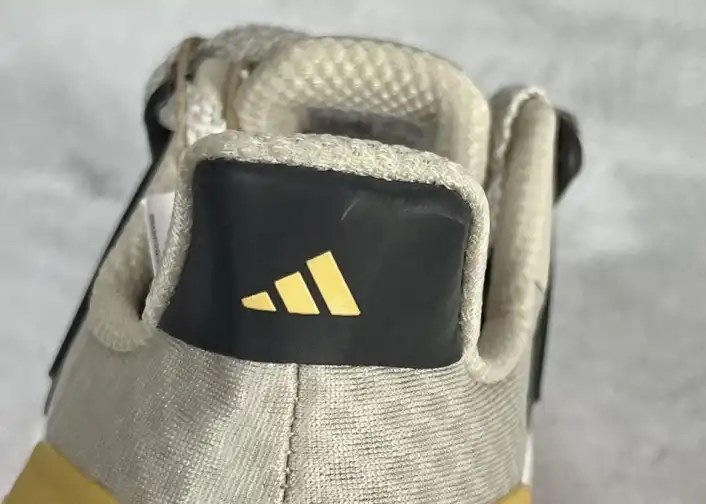 hype Adidas Sneakers