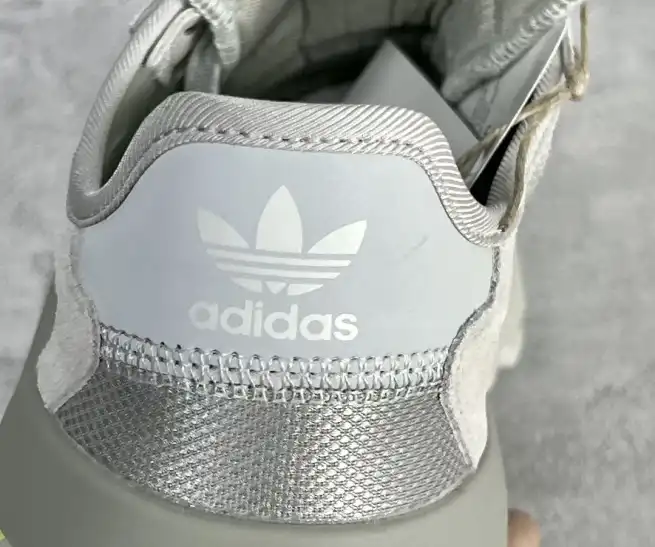 hype Adidas Sneakers