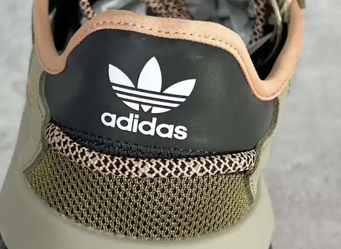 hype Adidas Sneakers