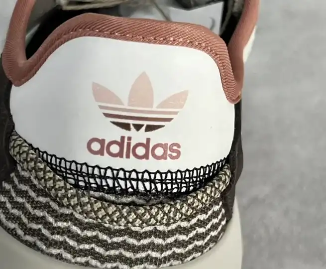 hype Adidas Sneakers