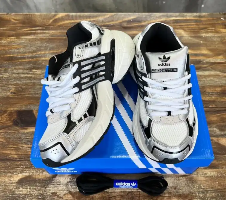 hype Adidas Sneakers