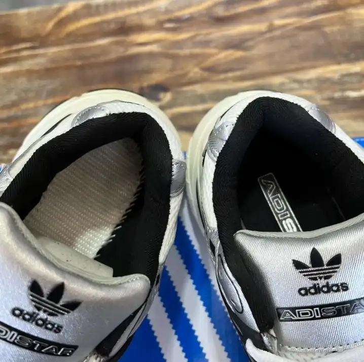 hype Adidas Sneakers