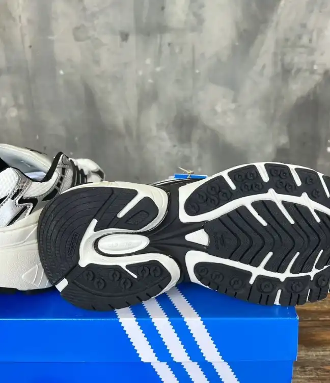 hype Adidas Sneakers