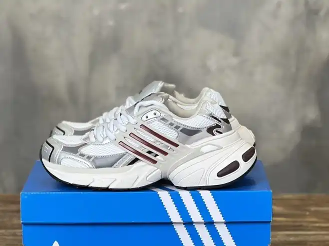 hype Adidas Sneakers