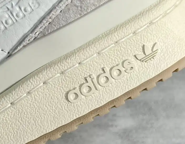 hype Adidas Sneakers