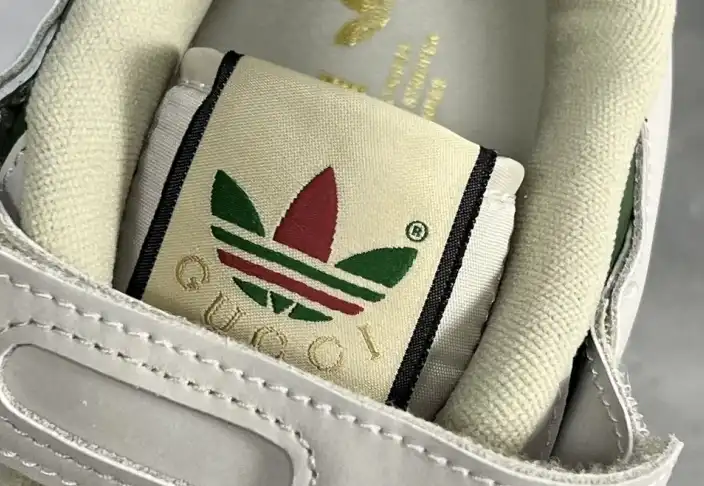 hype Adidas Sneakers