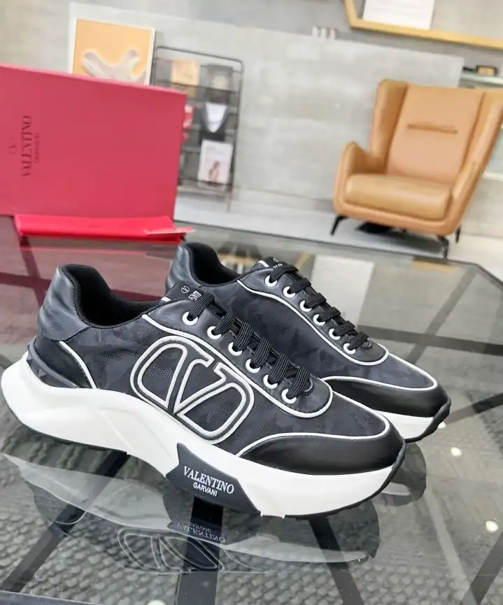 hype Valentino Sneakers