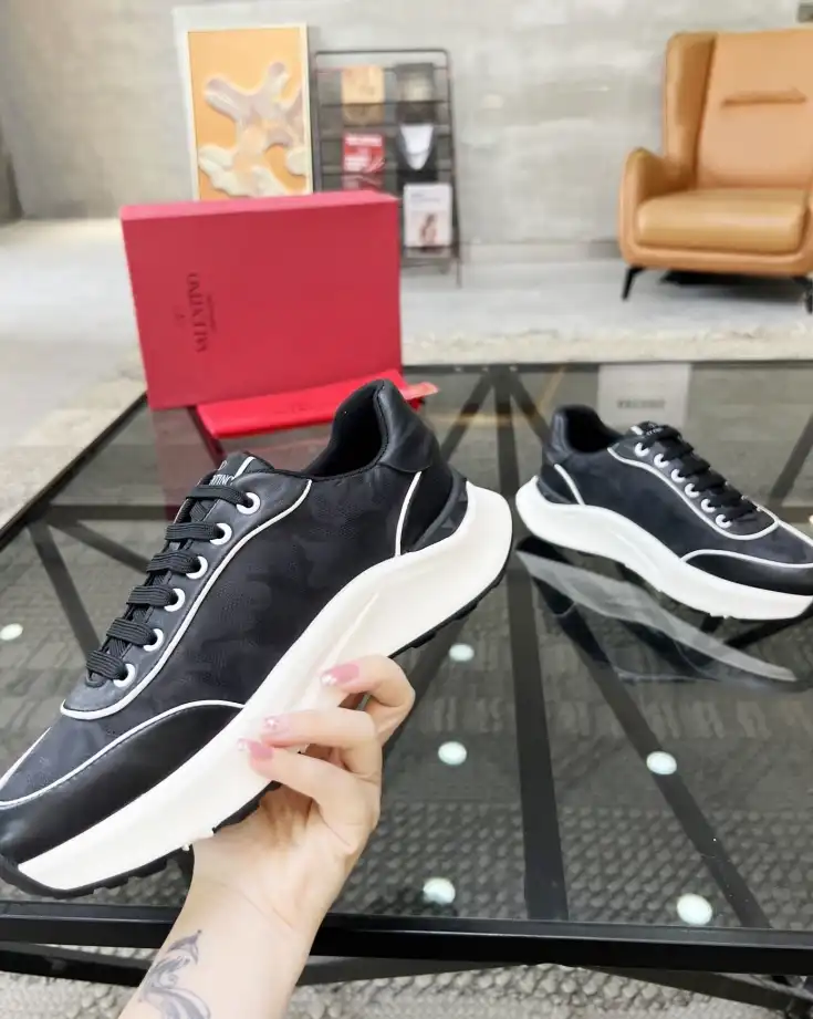 hype Valentino Sneakers