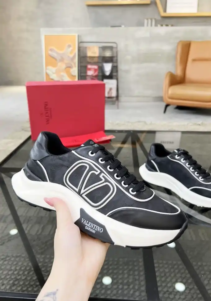 hype Valentino Sneakers