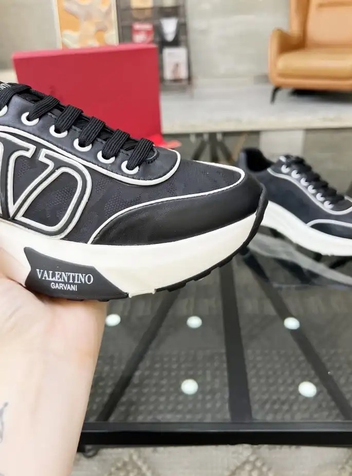 hype Valentino Sneakers