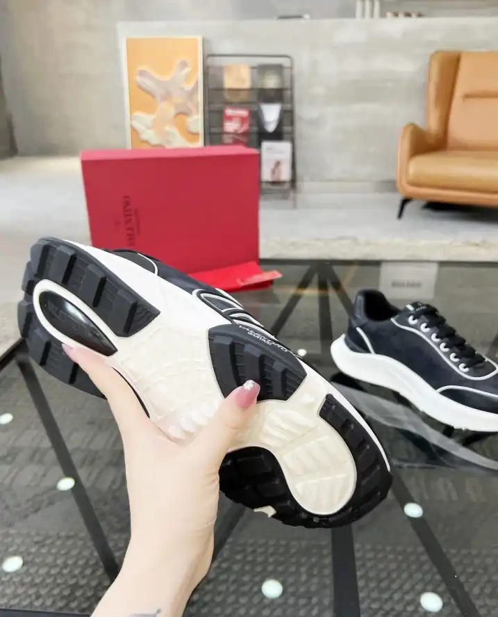 hype Valentino Sneakers