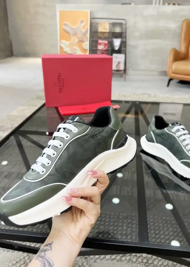 hype Valentino Sneakers