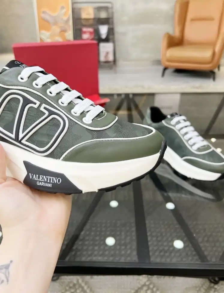 hype Valentino Sneakers