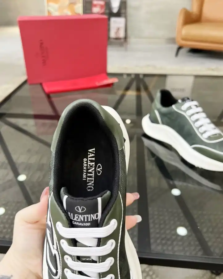 hype Valentino Sneakers