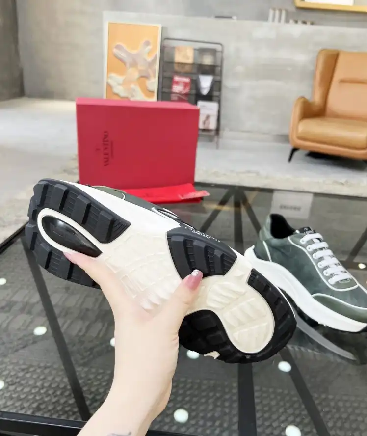 hype Valentino Sneakers