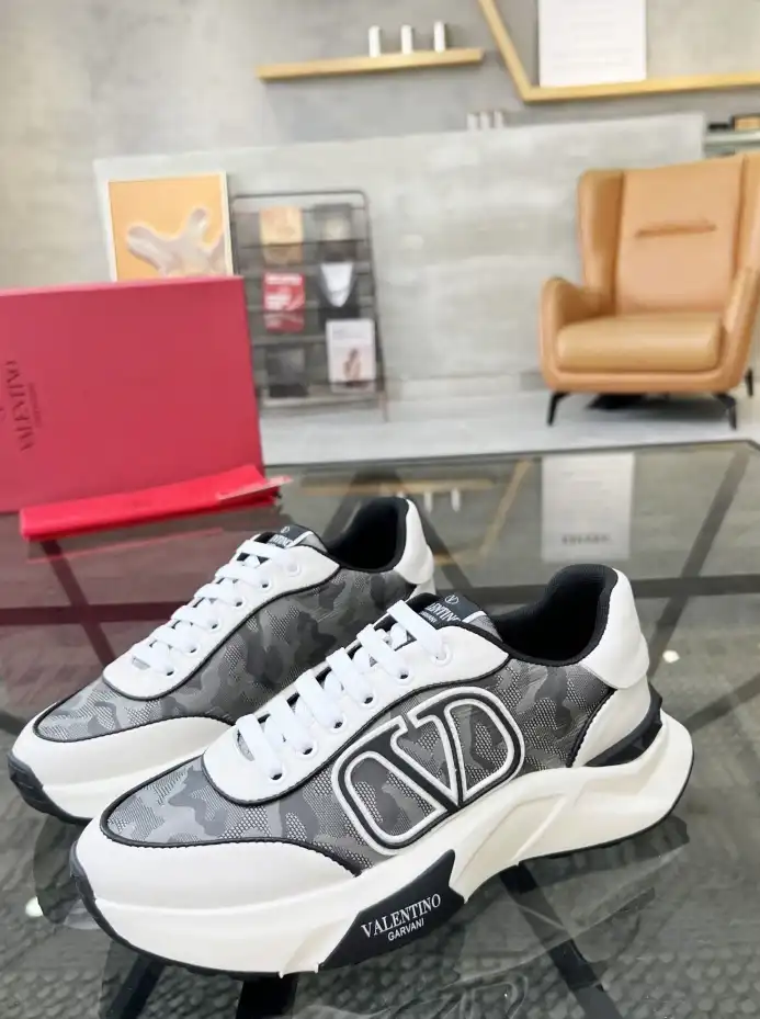 hype Valentino Sneakers