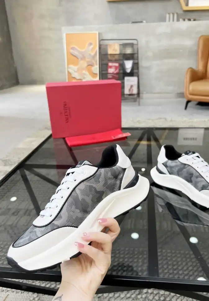 hype Valentino Sneakers