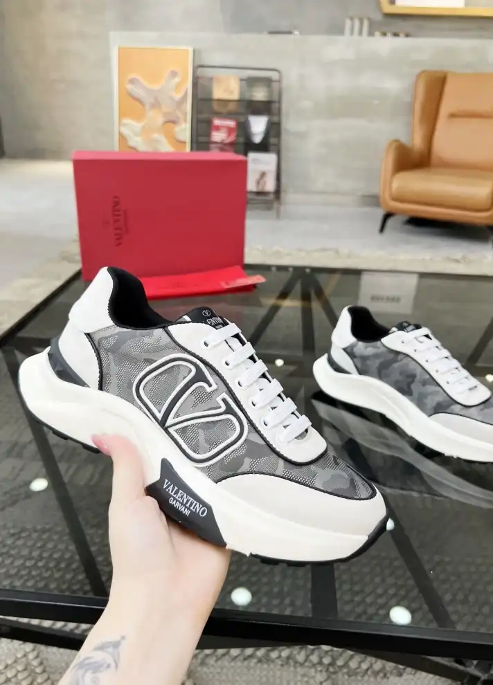 hype Valentino Sneakers