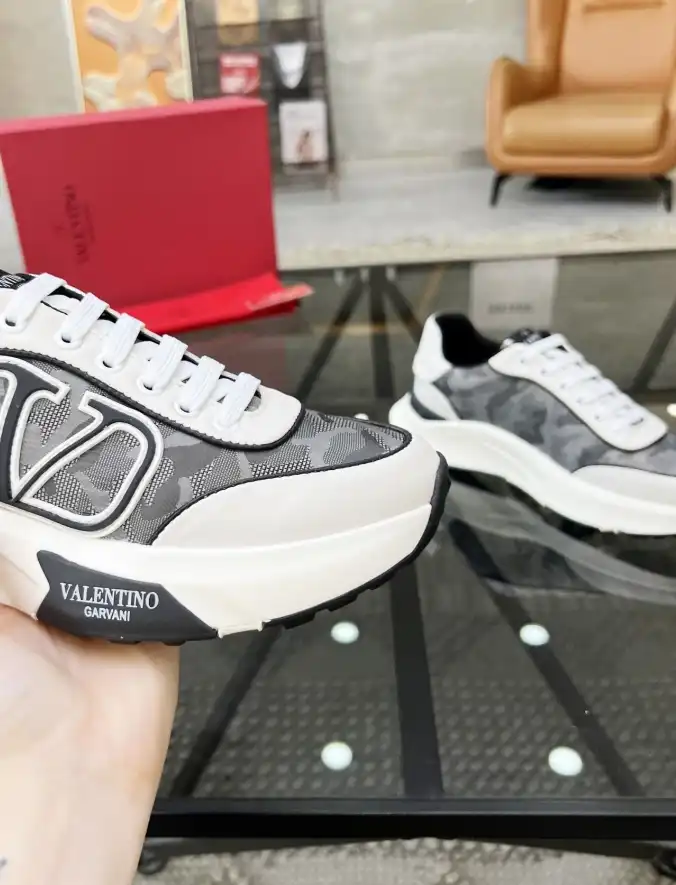 hype Valentino Sneakers