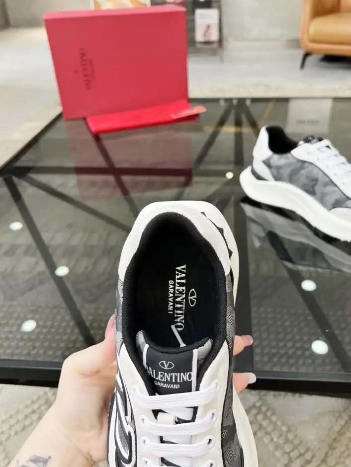 hype Valentino Sneakers