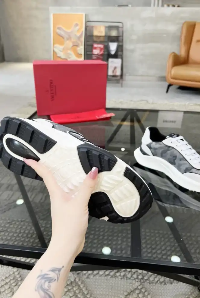 hype Valentino Sneakers